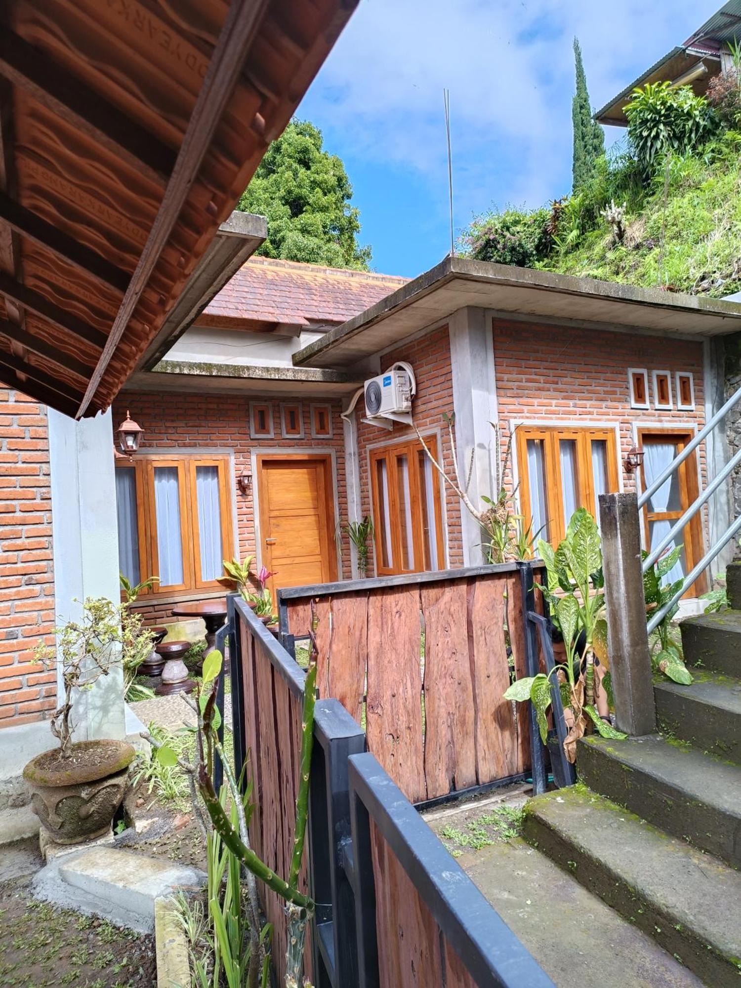 Made Oka Homestay And Warung Munduk  Exterior photo